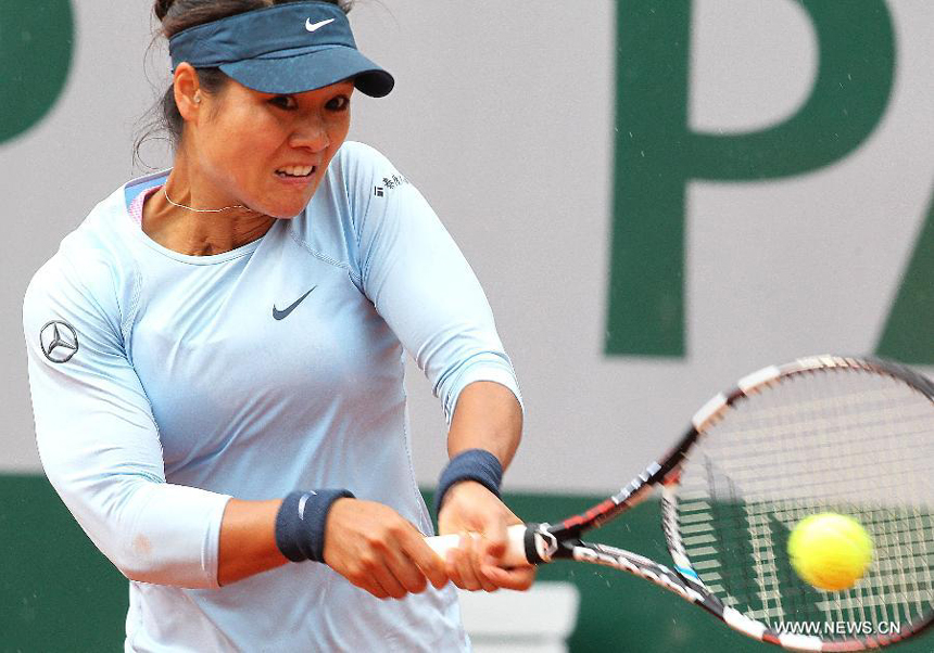 Li Na of China returns the ball during the women&apos;s singles second round match against Bethanie Mattek Sands of the United States at the French Open tennis tournament at the Roland Garros stadium in Paris, France, May 30, 2013. Li Na lost the match 1-2.