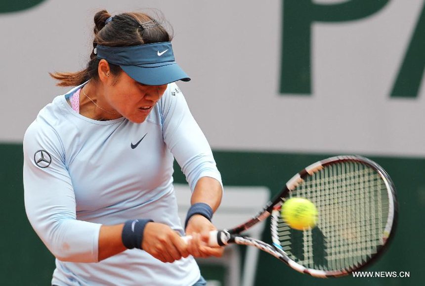 Li Na of China returns the ball during the women&apos;s singles second round match against Bethanie Mattek Sands of the United States at the French Open tennis tournament at the Roland Garros stadium in Paris, France, May 30, 2013. Li Na lost the match 1-2.