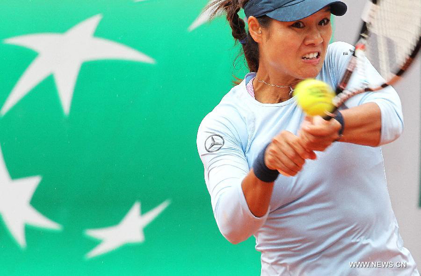 Li Na of China returns the ball during the women&apos;s singles second round match against Bethanie Mattek Sands of the United States at the French Open tennis tournament at the Roland Garros stadium in Paris, France, May 30, 2013. Li Na lost the match 1-2. 