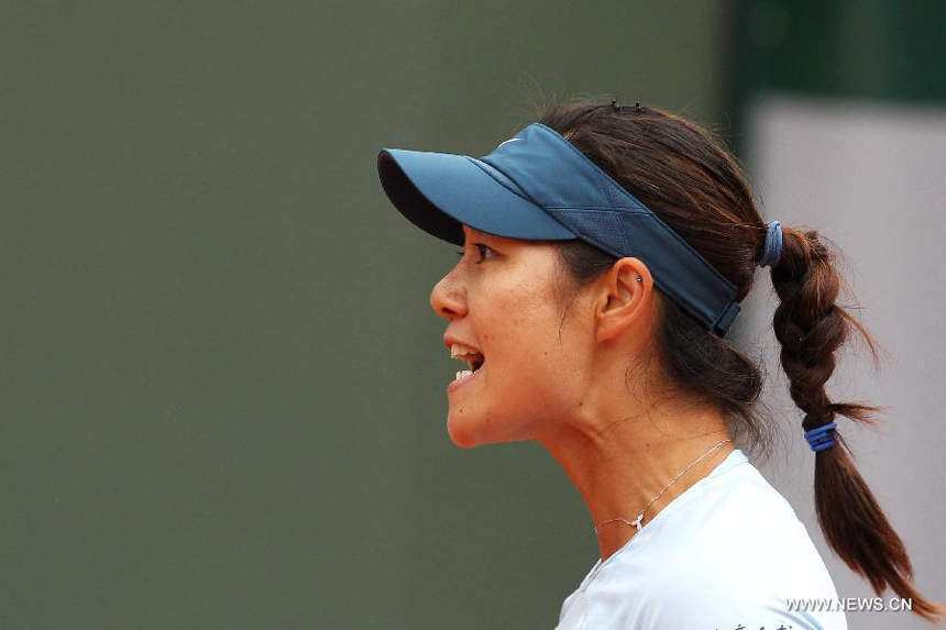 Li Na of China reacts during the women&apos;s singles second round match against Bethanie Mattek Sands of the United States at the French Open tennis tournament at the Roland Garros stadium in Paris, France, May 30, 2013. Li Na lost the match 1-2.