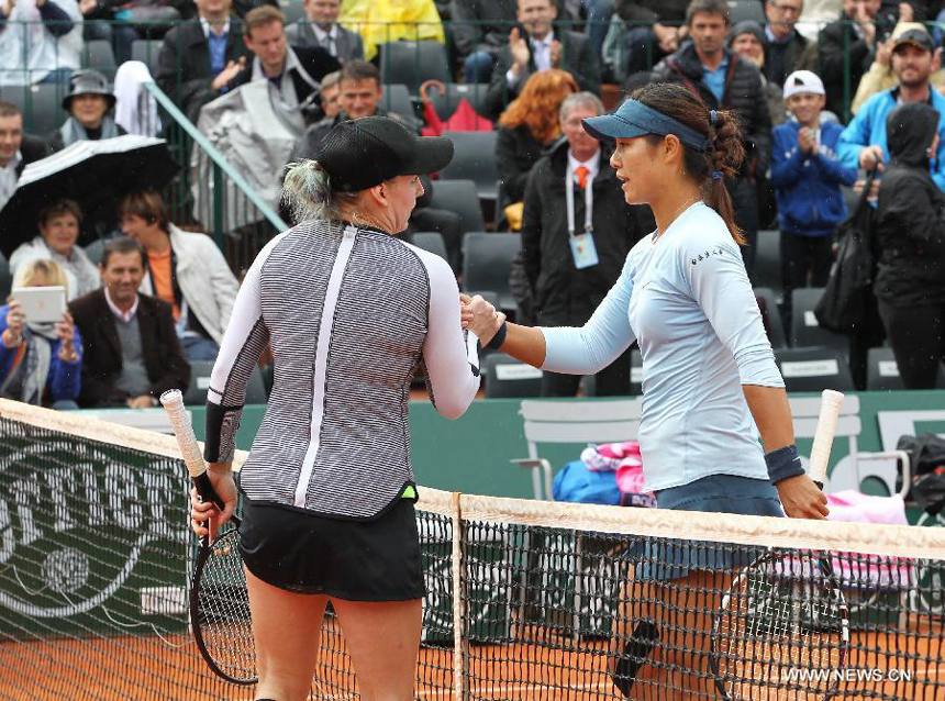 Li Na (R) of China shakes hands with Bethanie Mattek Sands of the United States after the women&apos;s singles second round match at the French Open tennis tournament at the Roland Garros stadium in Paris, France, May 30, 2013. Li Na lost the match 1-2.