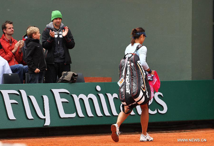 Li Na of China leaves the court after the women&apos;s singles second round match against Bethanie Mattek Sands of the United States at the French Open tennis tournament at the Roland Garros stadium in Paris, France, May 30, 2013. Li Na lost the match 1-2.