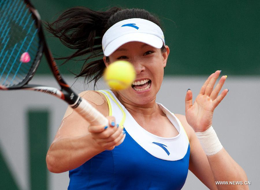 Zheng Jie of China hits a return during her women's singles second round match against Melanie Oudin of the United States on day 5 of the 2013 French Open tennis tournament at Roland Garros in Paris, France on May 30, 2013. Zheng Jie won 2-0. [Photo/ Xinhua] 