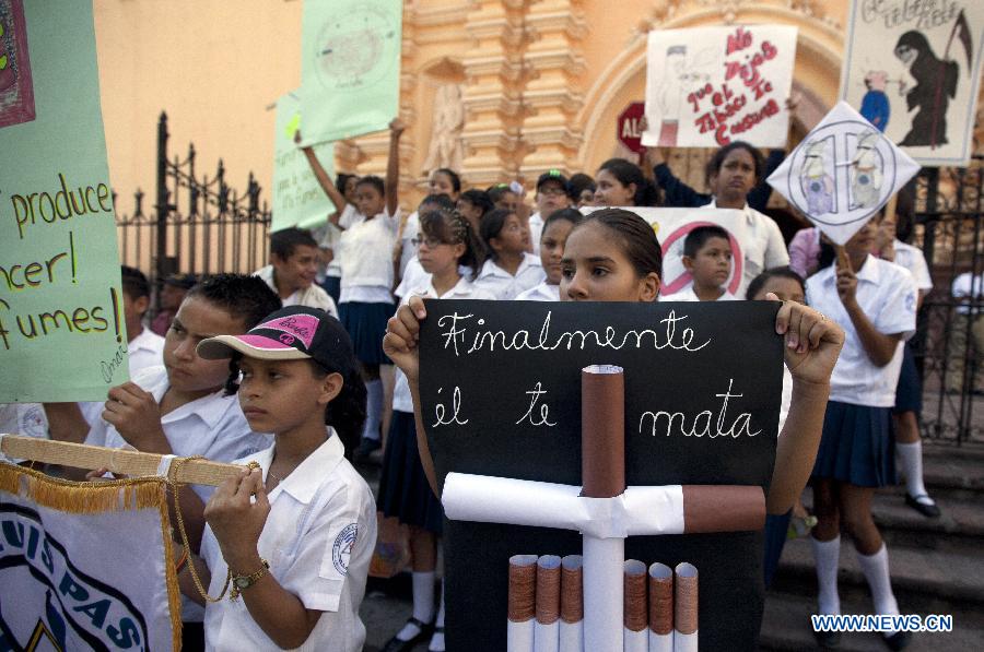 Students participate in a march to mark the World No Tobacco Day, in Tegucigalpa, capital of Honduras, May 31, 2013. (Xinhua/Rafael Ochoa)