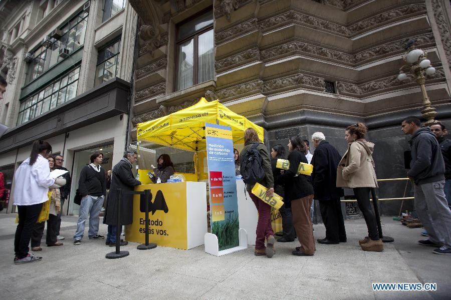 A resident is subjected to a medical test of carbon monoxide in his lungs at a stand placed by the Buenos Aires city&apos;s government on the Florida pedestrian walkway, in Buenos Aires, capital of Argentina, on May 31, 2013. The campaign was held under the framework of the World No Tobacco Day. (Xinhua/Martin Zabala)