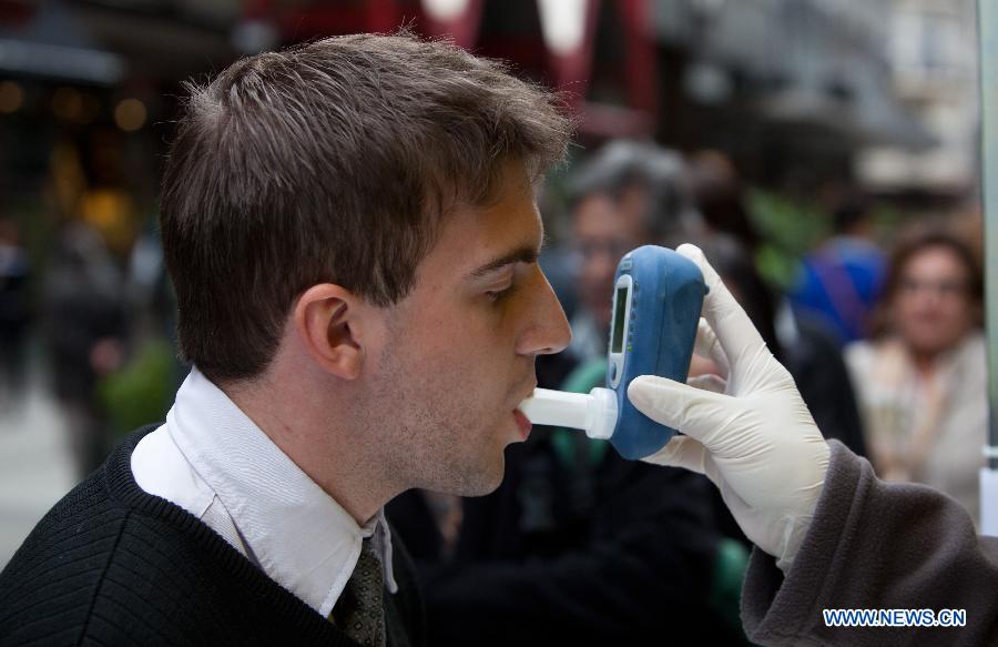 A resident is subjected to a medical test of carbon monoxide in his lungs at a stand placed by the Buenos Aires city&apos;s government on the Florida pedestrian walkway, in Buenos Aires, capital of Argentina, on May 31, 2013. The campaign was held under the framework of the World No Tobacco Day. (Xinhua/Martin Zabala)