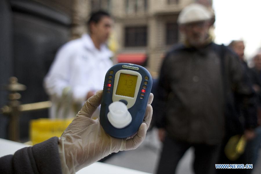 An employee checks the carbon monoxide level at a stand placed by the Buenos Aires city&apos;s government on the Florida pedestrian walkway, in Buenos Aires, capital of Argentina, on May 31, 2013. The campaign was held under the framework of the World No Tobacco Day. (Xinhua/Martin Zabala)