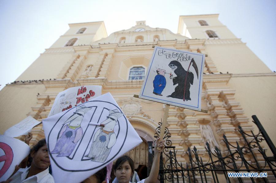 Students participate in a march to mark the World No Tobacco Day, in Tegucigalpa, capital of Honduras, May 31, 2013. (Xinhua/Rafael Ochoa)