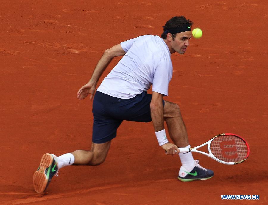 Roger Federer of Switzerland hits a return during his men&apos;s singles match against Julien Benneteau of France during the 2013 French Open tennis tournament at Roland Garros in Paris, France, on May 31, 2013. Roger Federer won 3-0. (Xinhua/Gao Jing)