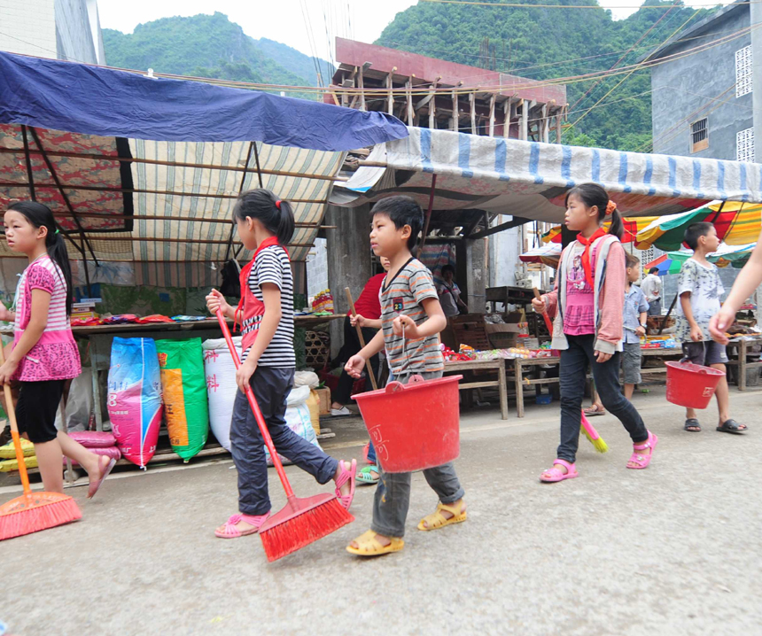 Primary school students clean the street in Shengping village, Dayao County in Guangxi Zhuang Autonomous Region on May 31. Various kinds of activities are held nationwide to celebrate the International Children’s Day which falls on June 1. 