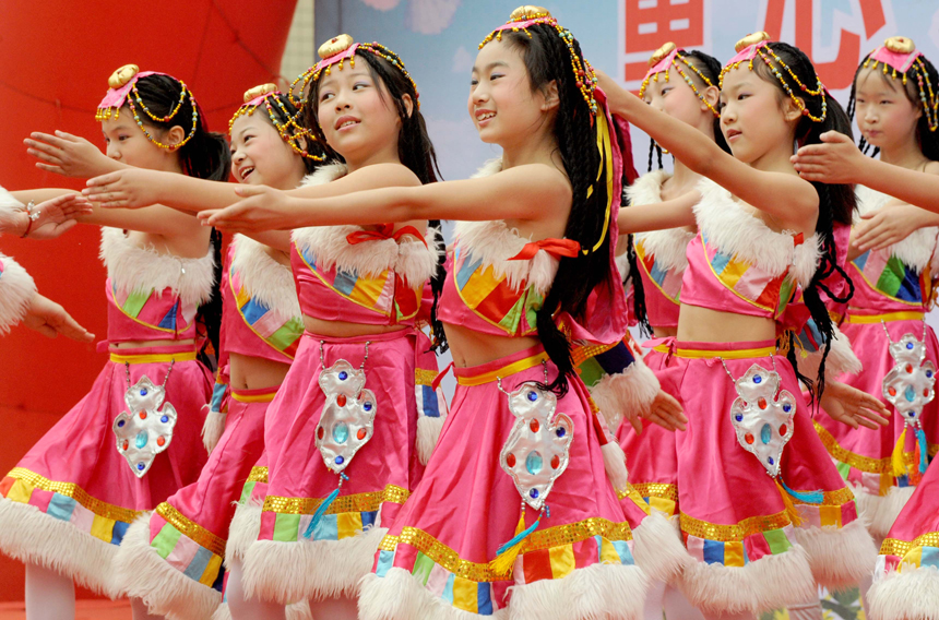 Students dance in a primary school in Zhengzhou, Henan Province, on May 31. Various kinds of activities are held nationwide to celebrate the International Children’s Day which falls on June 1. 