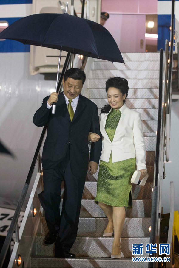 Chinese President Xi Jinping and his wife Peng Liyuan arrive in Port of Spain May 31, 2013 to start a state visit to Trinidad and Tobago. 
