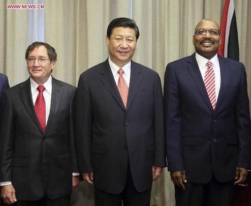 Chinese President Xi Jinping (C) meets with Trinidad and Tobago's Senate President Timothy Hamel-Smith (L) and Speaker of the House of Representatives Wade Mark (R) in Port of Spain, Trinidad and Tobago, June 1, 2013. [Xinhua]