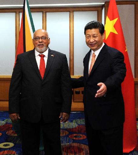 Chinese President Xi Jinping (R) meets with Guyanese President Donald Ramotar in Port of Spain, capital of the Republic of Trinidad and Tobago, June 2, 2013. [Rao Aimin/Xinhua]