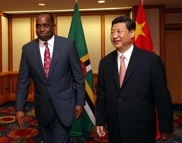 Chinese President Xi Jinping (R) meets with Prime Minister of Dominica Roosevelt Skerrit in Port of Spain, capital of the Republic of Trinidad and Tobago, June 2, 2013. [Yao Dawei/Xinhua]