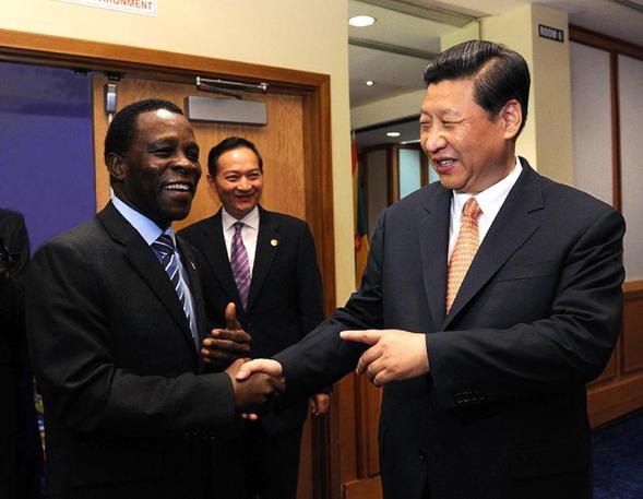 Chinese President Xi Jinping (R) meets with Grenada's Prime Minister Keith Mitchell in Port of Spain, capital of the Republic of Trinidad and Tobago, June 2, 2013. [Rao Aimin/Xinhua]
