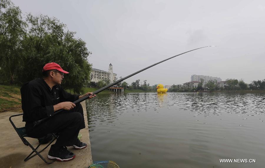 The duck, made by a property company, is a mini copy of the huge rubber duck which appeared in Hong Kong, south China, on May 2. 