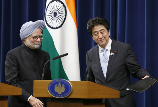 Japanese Prime Minister Shinzo Abe escorts his Indian counterpart, Manmohan Singh, after a joint news conference at the Prime Minister's Office in Tokyo on May 29. [photo: agencies]