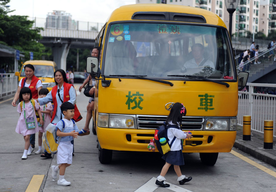 深圳福田口岸，跨境儿童在保姆的陪伴下走出校车准备过关去香港上学。1997年香港回归祖国以后，两地联系更为紧密，跨境婚姻大幅增加。2006年起，赴港产子潮兴起。[新华社 赵宇思 摄]