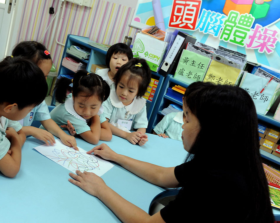 5月28日，在香港上水培幼幼稚园，孩子们在老师的带领下上“头脑体操”课，锻炼思维能力。培幼幼稚园现共有学生270人，其中跨境儿童占了八成多。[新华社 赵宇思 摄]