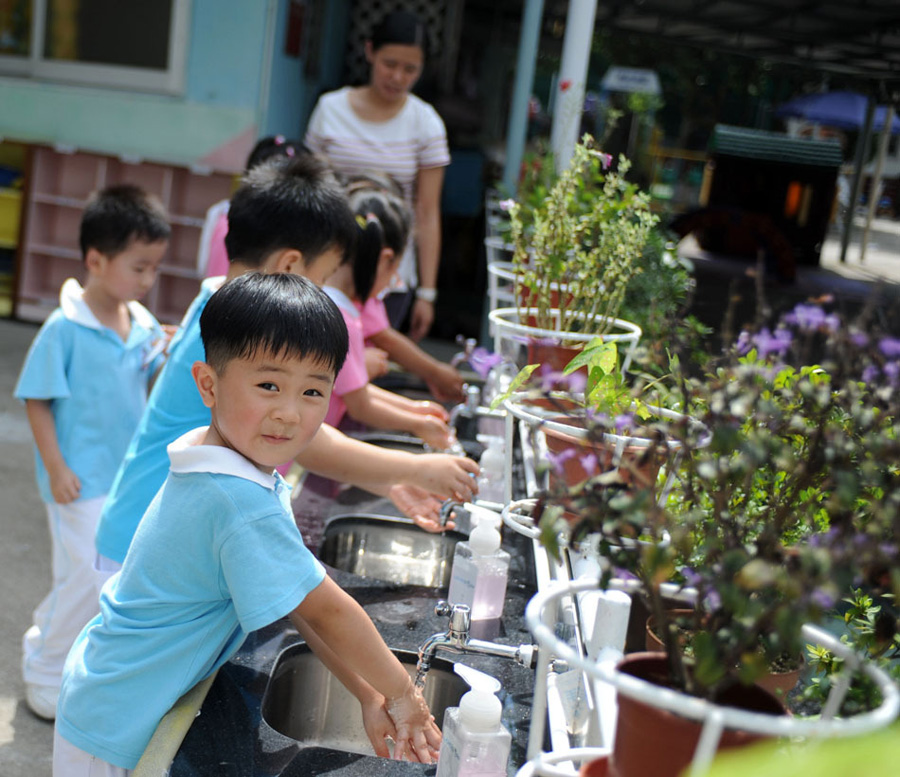 5月28日，在香港上水培幼幼稚园，孩子们在老师的带领下洗手。培幼幼稚园现共有学生270人，其中跨境儿童占了八成多。[新华社 赵宇思 摄]