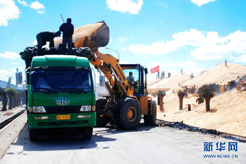 Burnt grain is being transported away from a granary in Lindian county, Daqing city, northeast China's Heilongjiang province on Saturday, June 1, 2013. The fire broke out on Friday, burning 47,000 tons of grain. [Photo/Xinhua] 