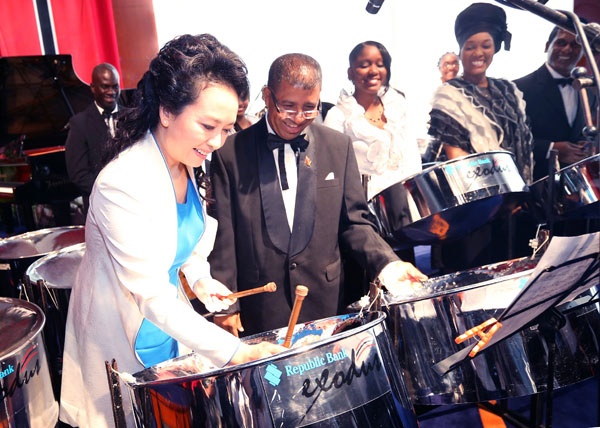 First lady Peng Liyuan joins in during a visit to Trinidad and Tobago's national performing arts center at the capital, Port of Spain, on Sunday. [Yao Dawei/Xinhua