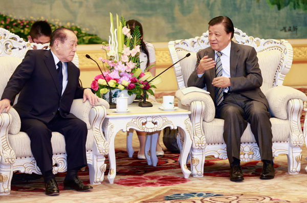 Liu Yunshan (right), a member of China's top political authority, meets a visiting delegation of veteran Japanese members of various parties led by Hiromu Nonaka (left), former Japanese chief cabinet secretary, in Beijing on Monday. [Feng Yongbin/China Daily]