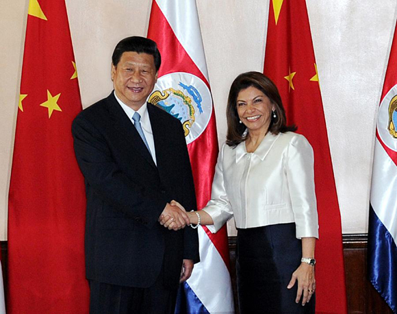 Chinese President Xi Jinping(L) shakes hands with Costa Rican President Laura Chinchilla during their talks in San Jose, Costa Rica, June 3, 2013.