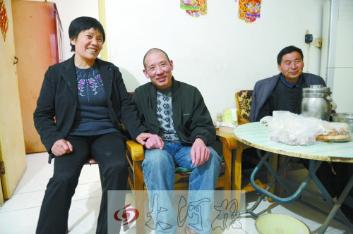 Li Huailiang (central),47, who was convicted of raping and killing 13-year-old Guo Ruina in 2001, was released on April 25 after the court announced his innocence.[Photo/Dahe Daily]