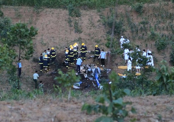 Firefighters and medical workers are called in after a police helicopter crashed in Lantian county in Northwest China's Shaanxi province, June 3, 2013. [Photo/CFP]