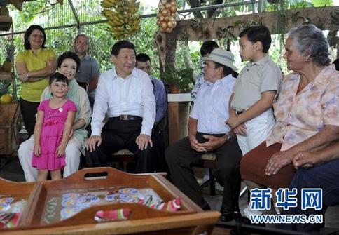 Chinese President Xi Jinping and his wife Peng Liyuan have toured a coffee plantation in Santo Domingo de Heredia, during their visit to Costa Rica. 