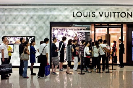 Chinese consumers line up in front of a Louis Vuitton store. [File photo]