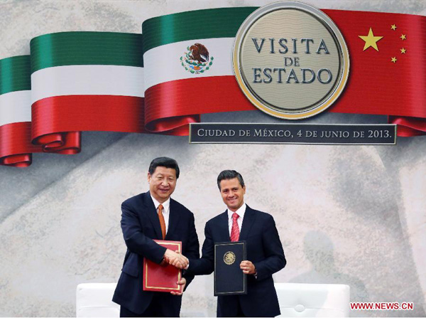 Chinese President Xi Jinping (L) shakes hands with Mexican President Enrique Pena Nieto after they signed a joint statement between the two countries following their talks in Mexico City, capital of Mexico, June 4, 2013. [Yao Dawei/Xinhua]