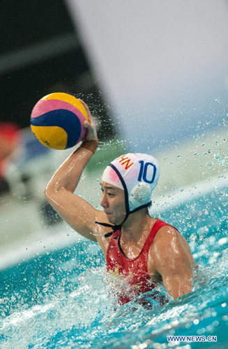 Ma Huanhuan of China competes during the semifinal against the United States at the 2013 FINA Women's Water Polo World League Super Final in Beijing, capital of China, June 5, 2013. China won 9-7. [Zhang Yu/Xinhua]