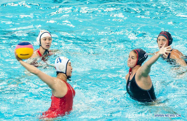 Sun Yujun (Front L) of China competes during the semifinal against the United States at the 2013 FINA Women's Water Polo World League Super Final in Beijing, capital of China, June 5, 2013. China won 9-7. [Zhang Yu/Xinhua]