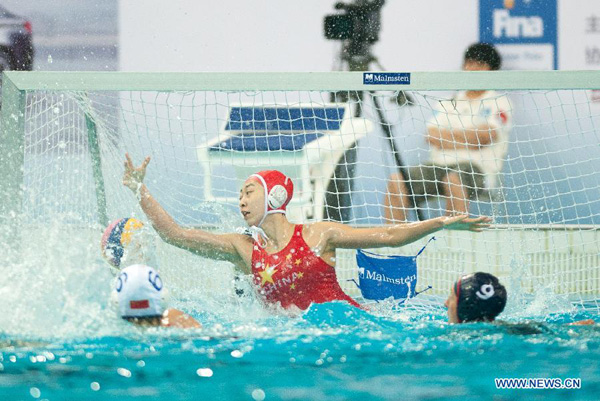 Yang Jun (C) of China competes during the semifinal against the United States at the 2013 FINA Women's Water Polo World League Super Final in Beijing, capital of China, June 5, 2013. China won 9-7. [Zhang Yu/Xinhua]