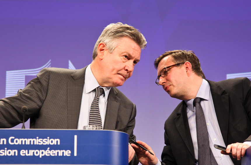 European Union Trade Commissioner Karel De Gucht holds a press conference on the European Commission provisional findings in the anti-dumping investigation on solar panel imports from China on June 4, 2013 at the EU Headquarters in Brussels. The European Commission announces today a plan to impose punitive anti-dumping duties on Chinese solar panel imports despite opposition from Germany and other European Union members. [Photo/Xinhua]