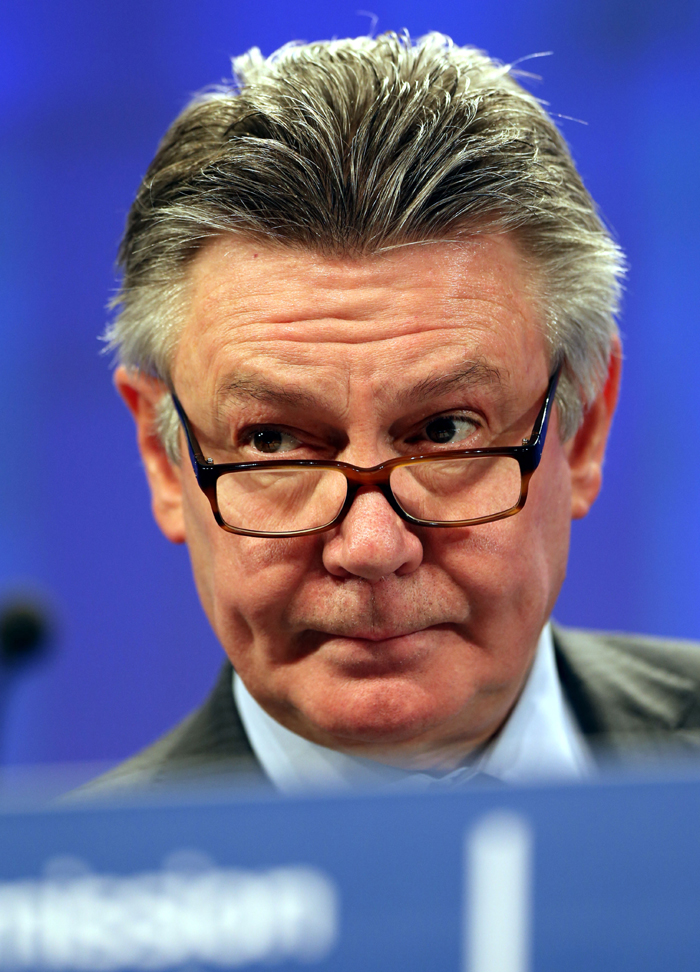 European Union Trade Commissioner Karel De Gucht holds a press conference on the European Commission provisional findings in the anti-dumping investigation on solar panel imports from China on June 4, 2013 at the EU Headquarters in Brussels. The European Commission announces today a plan to impose punitive anti-dumping duties on Chinese solar panel imports despite opposition from Germany and other European Union members. [Photo/Xinhua]