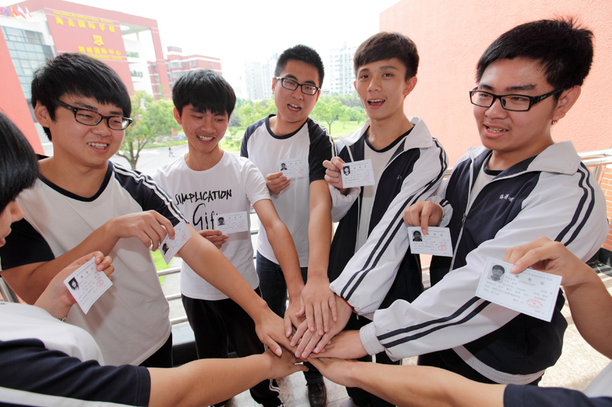 Students show their admission cards for entrance examination in a privately-run high school in Zhuji, Zhejiang Province, on June 4. The national college entrance exam is set for June 7 and 8. [Photo/Xinhua] 