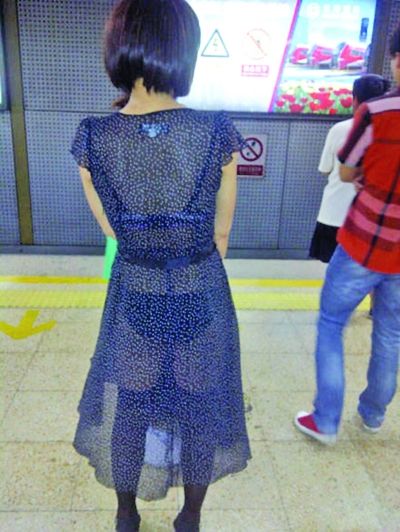 A photo of a female passenger wearing a see-through dress.[ Photo / Weibo.com ] 