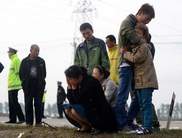 People wait for news of their relatives outside the poultry plant in Dehui city, Jilin province, June 4, 2013. [Photo/Xinhua]