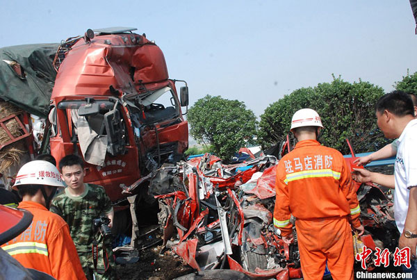 Firefighters inspect damaged vehicles after a series of car accidents in the Zhumadian section of Beijing-Hong Kong-Macao Expressway in central China's Henan province on Tuesday June 4, 2013. [Photo: China News Service]