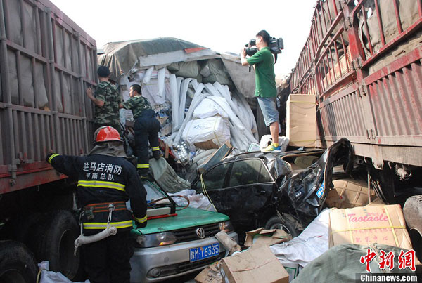 A scene from the Zhumadian section of the Beijing-Hong Kong-Macao Expressway in central China's Henan province, where a series of car accidents occurred on Tuesday June 4, 2013, killing 9 people and injuring another 49. [Photo/China News Service] 