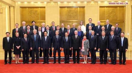 Chinese Premier Li Keqiang (C, front) poses for a photo with a group of business executives who have attended the Global CEO Council in Beijing or will participate in the 2013 Fortune Global Forum, which will open on Thursday in Chengdu, at the Great Hall of the People in Beijing, capital of China, June 5, 2013. [Xinhua]