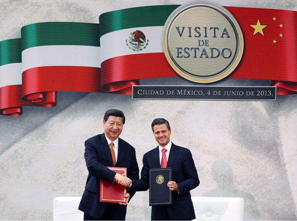 President Xi Jinping and his Mexican counterpart Enrique Pena Nieto celebrate after they signed a joint declaration in Mexico City on Tuesday. [Yao Dawei/Xinhua] 