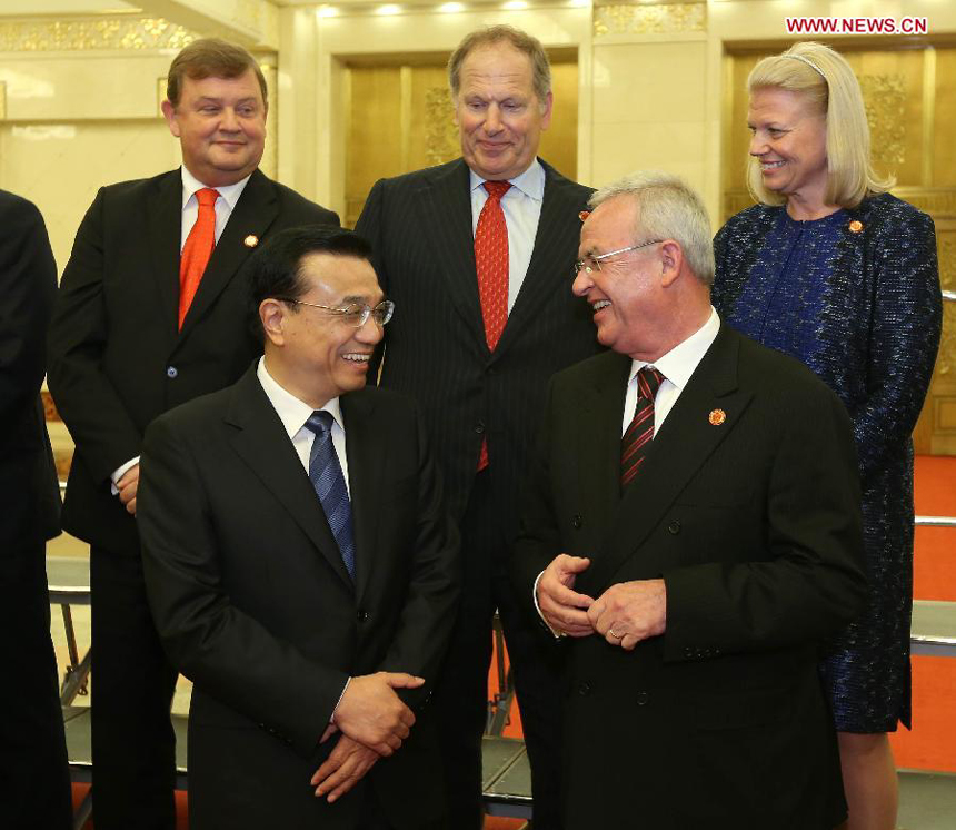 Chinese Premier Li Keqiang (front, L) attends a seminar held with a group of business executives who have attended the Global CEO Council in Beijing or will participate in the 2013 Fortune Global Forum, which will open on Thursday in Chengdu, at the Great Hall of the People in Beijing, capital of China, June 5, 2013. 