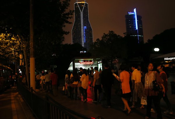 Three downtown districts of Shanghai were hit by a power outage that lasted about one-and-a-half hours Wednesday evening. [Photo/CFP] 