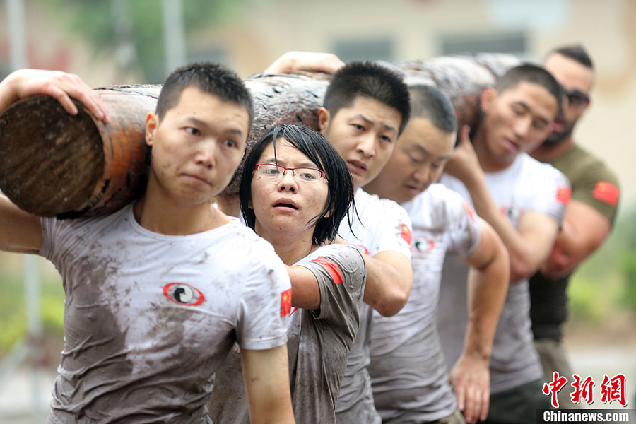 6月6日，有中国魔鬼保镖训练营之称的天骄学院第六期要员保护训练营在北京某训练基地拉开序幕。70多名学员首先迎来的是“地狱周”高强度训练，学员们将在外籍教官带领下，每天训练20个小时，预计会有三分之一的学员在这一周被淘汰。目前天骄学院已经启动海外安保业务，主要对海外中国企业、舰船、华人提供安全服务。[中新社 杜洋 摄]