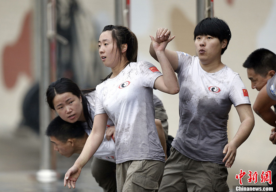 6月6日，有中国魔鬼保镖训练营之称的天骄学院第六期要员保护训练营在北京某训练基地拉开序幕。70多名学员首先迎来的是“地狱周”高强度训练，学员们将在外籍教官带领下，每天训练20个小时，预计会有三分之一的学员在这一周被淘汰。目前天骄学院已经启动海外安保业务，主要对海外中国企业、舰船、华人提供安全服务。[中新社 刘关关 摄]